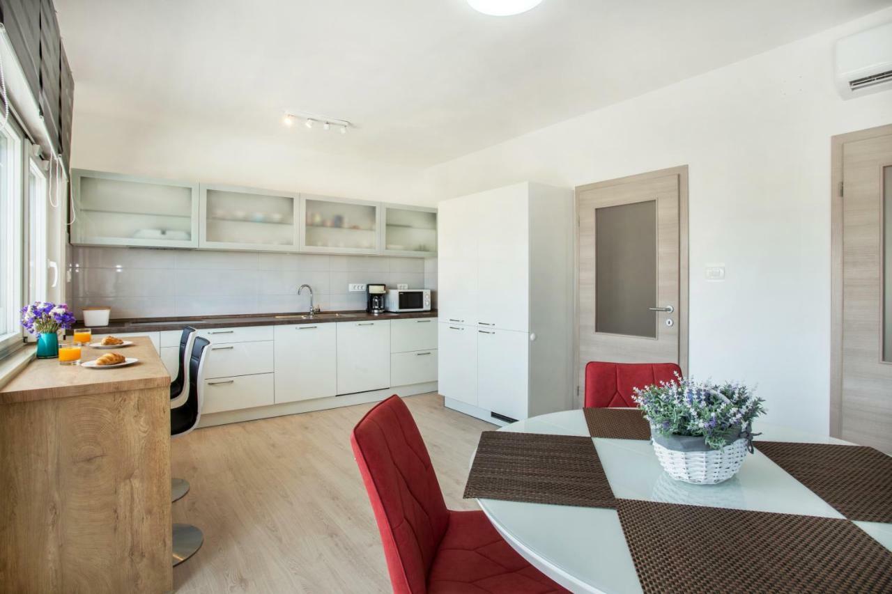 Ac Apartment With 2 Bedrooms And 2 Bathrooms-Free Private Parking 斯普利特 外观 照片